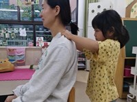 【活动剪影】我给老师捶捶背