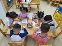 【教学内容】中班美术：有趣的脚印